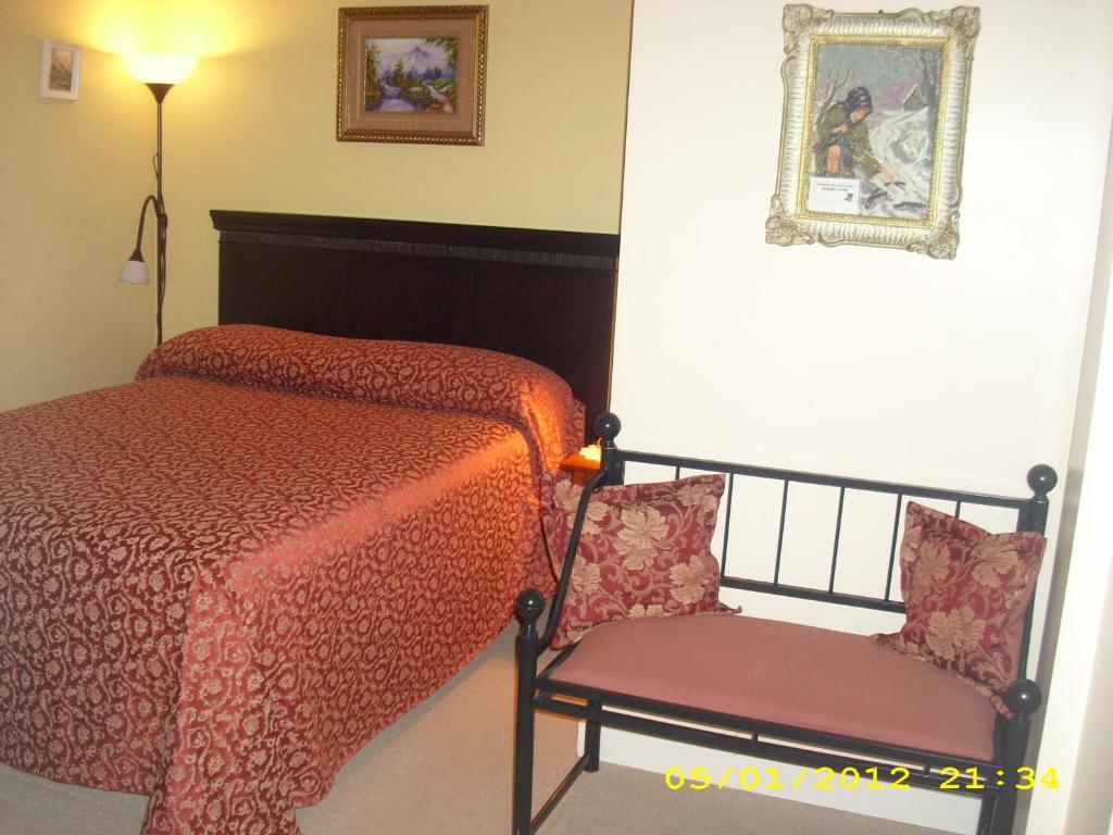 Villa Maria Country Inn Acheson Bilik gambar
