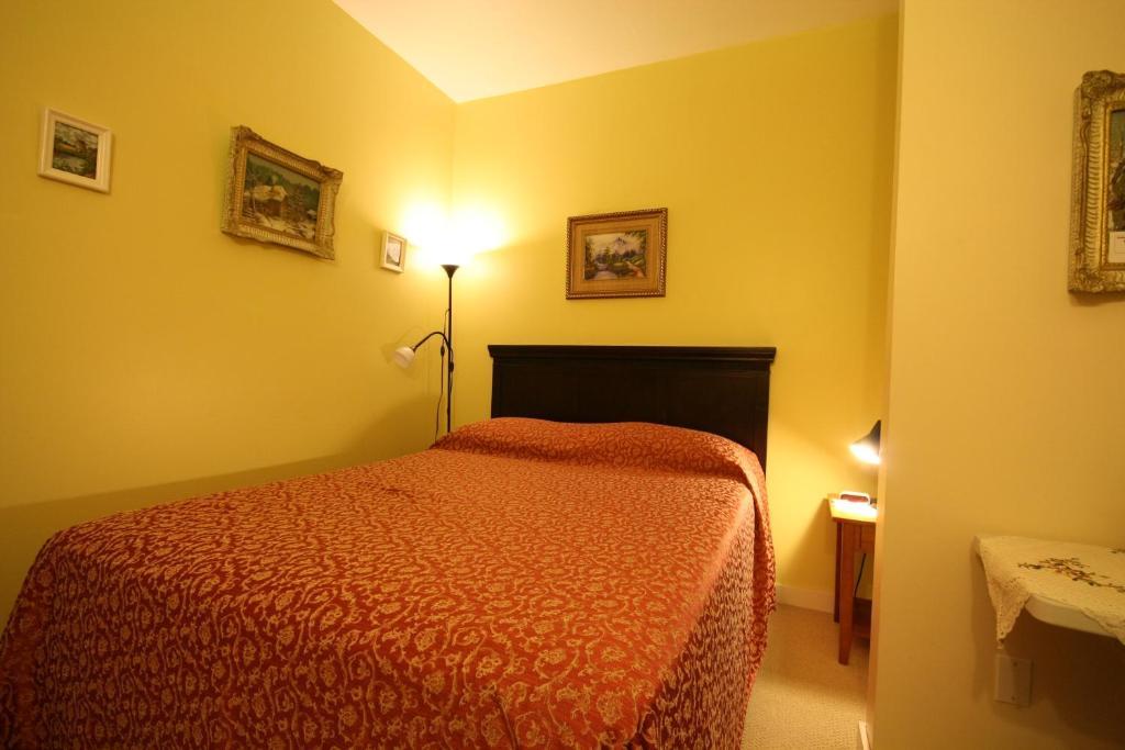 Villa Maria Country Inn Acheson Bilik gambar